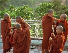 Südostasien, Myanmar - Burma - Birma: Abenteuer im goldenen Land - Mönche in traditionellen Gewändern